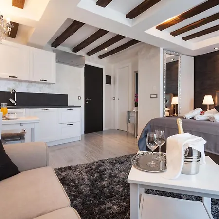 Royal Apartments Rovinj Buitenkant foto