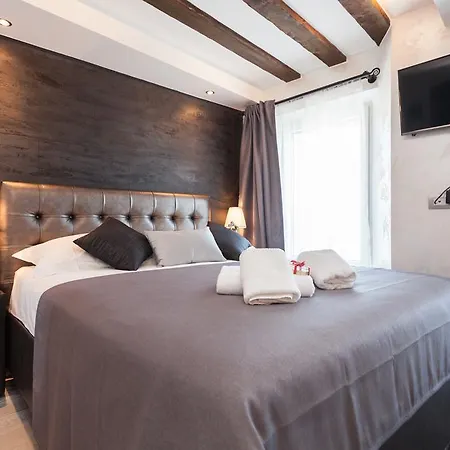 Royal Apartments Rovinj Buitenkant foto