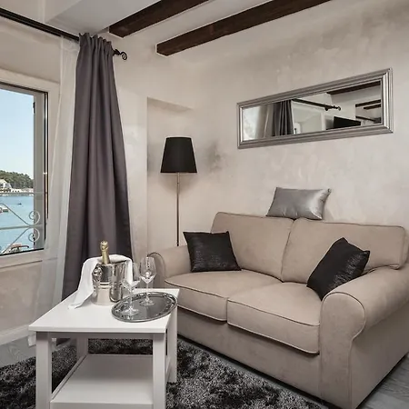 Royal Apartments Rovinj Buitenkant foto